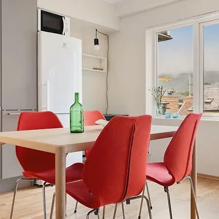 Apartment Dinbnb I Oasis, Workspace & Elevator! *