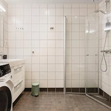 Dinbnb I Oasis, Workspace & Elevator! Apartment
