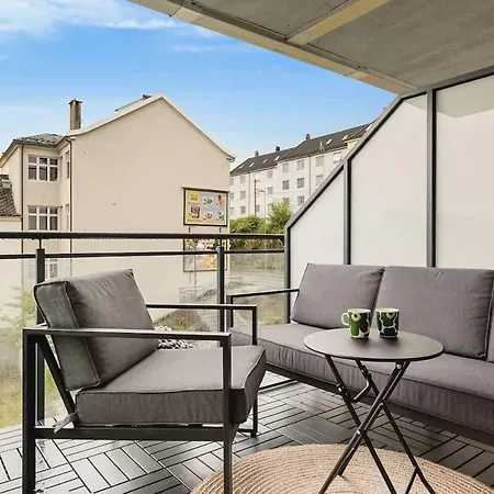 Dinbnb I Oasis, Workspace & Elevator! Apartment *